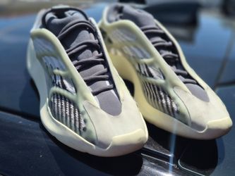 2022
adidas Men's Yeezy 700 V3 'Fade Salt' GLOW IN THE DARK CAGE $100