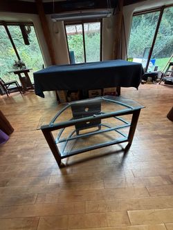 Glass home entertainment stand