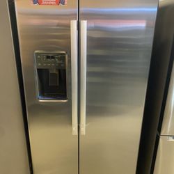 GE  GSS25GYPFS 36 Inch Side-by-Side Refrigerator with 25.3 cu. ft. Capacity, 4 Glass Shelves