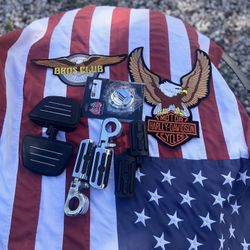 Harley Davidson Slip on's, Windshield, FREE Hwy Pegs & Passenger foot Boards & So Much More