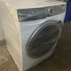 Front Load Washer with LuxCare in White