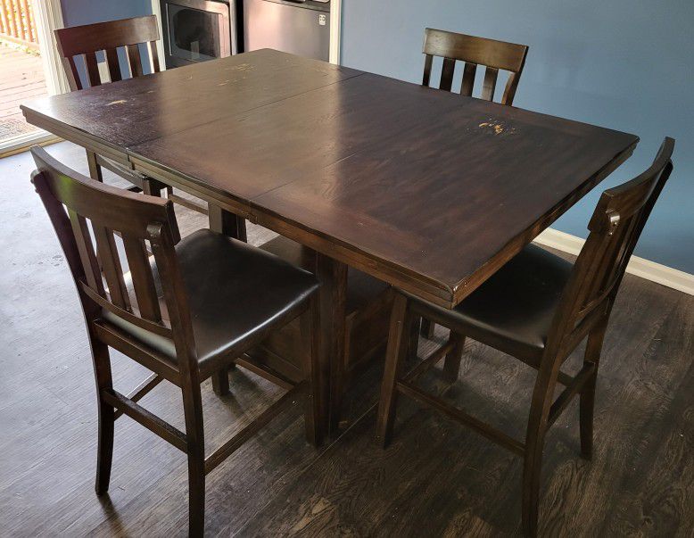 Solid Kitchen Table 5'x3.5' with 18" leaf Inserted. 3' High with 4 Chairs. 