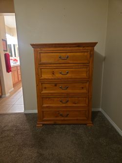 Perfect condition queen headboard, 2 side dressers and 5 drawer dresser