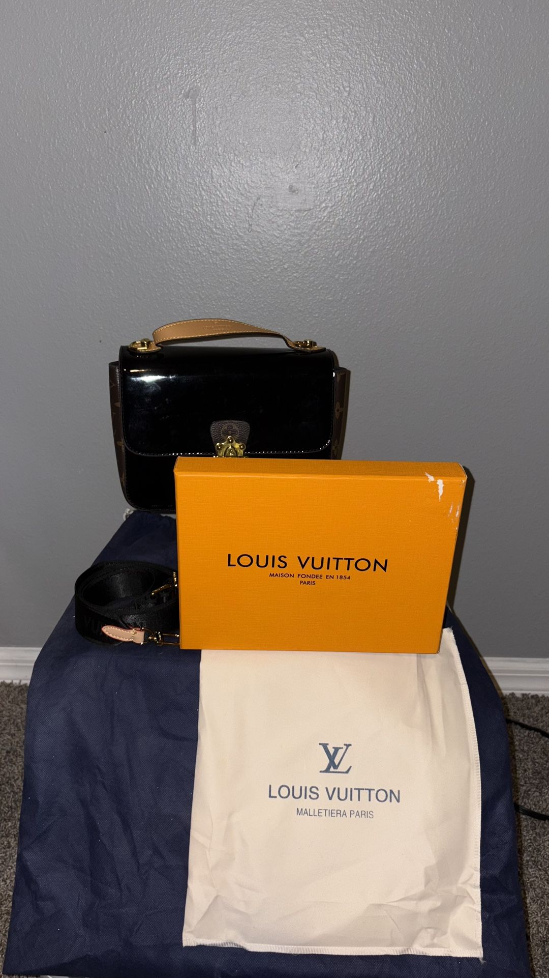 LOUIS VUITTON PURSE 