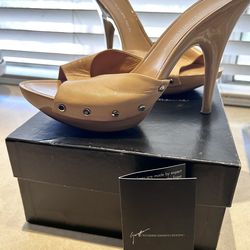 DESIGNER: Giuseppe Zanotti Platform heels
