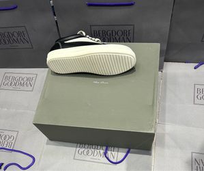 Low. Top sneakers