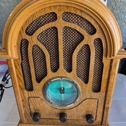 Vintage Style AM/FM radio with teal dial
