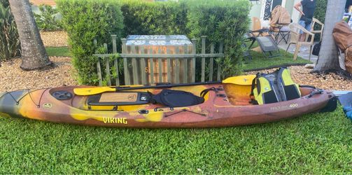 Like New 13’ kayak, PU truck