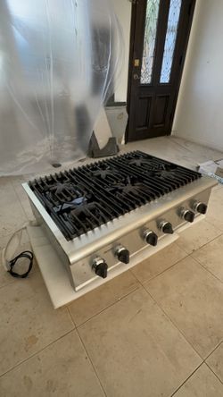 36” Thermador Cooktop and Hood