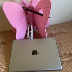 Apple iPad 6th Generation 32GB With kids case pink butterfly  and Pencil 