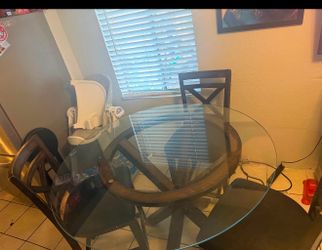 Round table 3 chairs