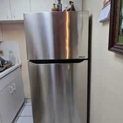 Like NEW LG Stainless Steel Refrigerator with Ice Maker