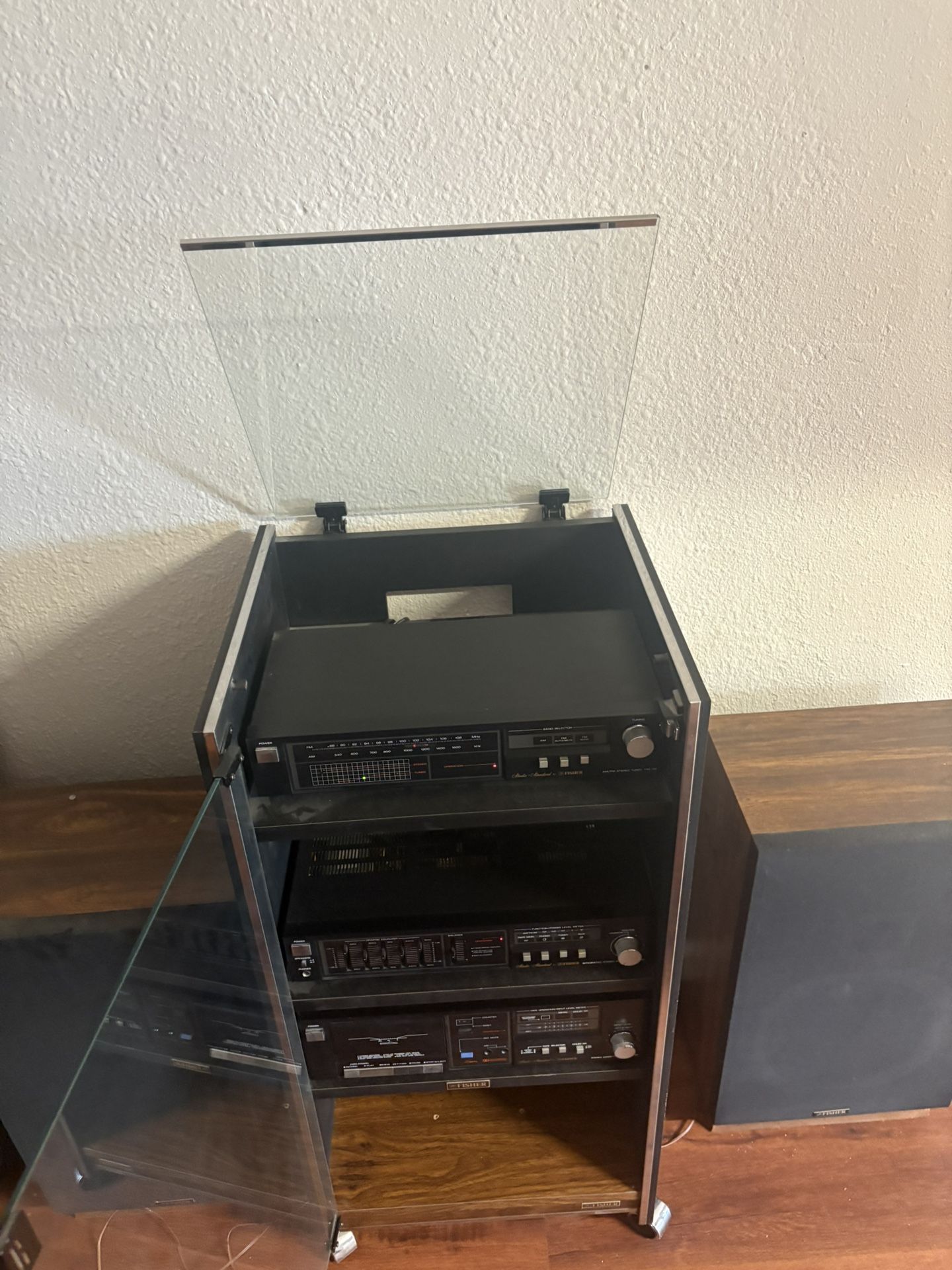 Fisher Stereo With Speakers