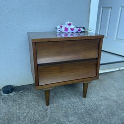 Super Cute Mid-century Nightstand/end Table
