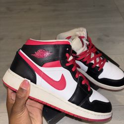 Air Jordan 1 Mids 
