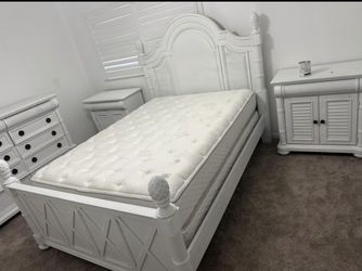 Cindy Crawford King size Bedroom Set ( deliver available )