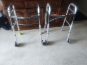 Dos caminadores ajustables 15 dolares cada uno