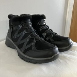 Skechers Foot Wear Size 7.5 Relaxed Fit  Memory Foam  Man Made And Textile Upper Brand New