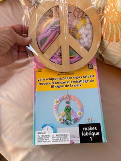 Creatology Yarn Wrapping Peace Sign Craft Kit