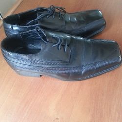 Boys Size  4 Shoes Almost New In Excellent Condition Serious Buyers And FIRM Offers Only 