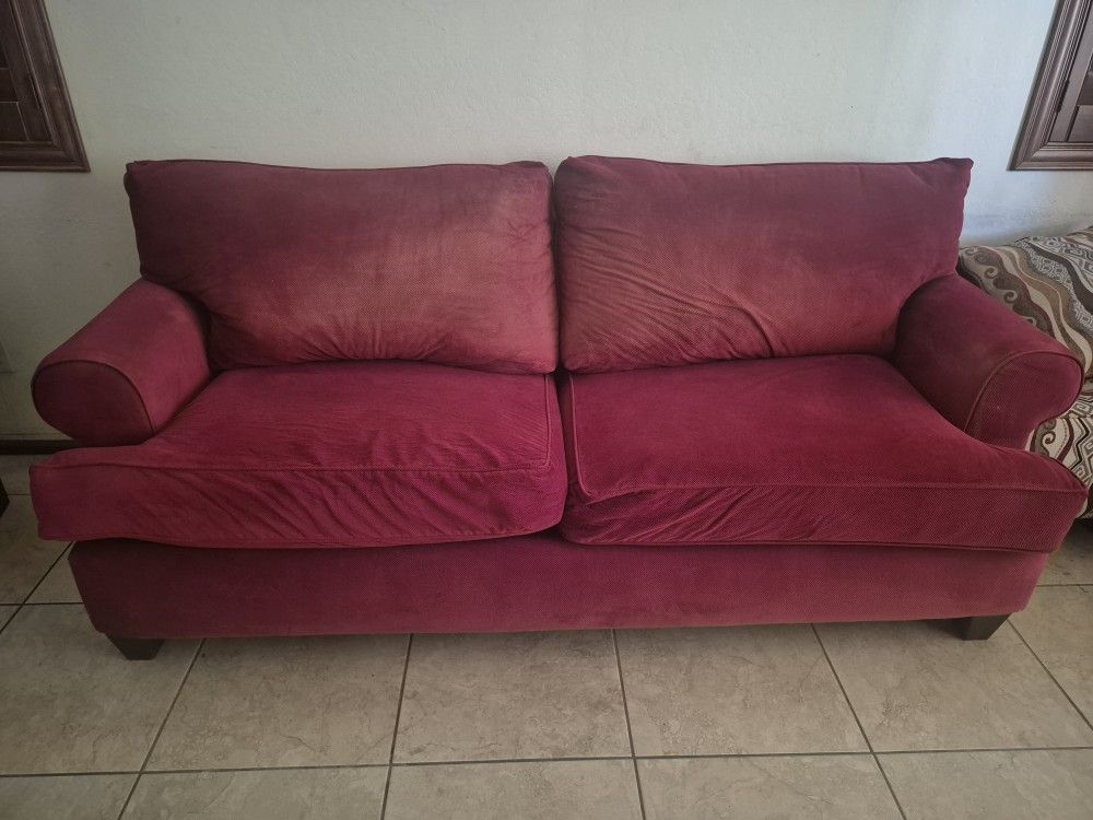 Red Couches - Sofas Rojos