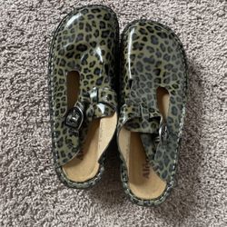 Women’s Clog Shoes