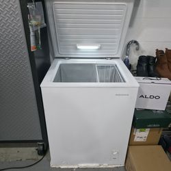 Insignia Chest Freezer 5.0cu ft Works Great!
