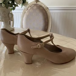 Women’s leather shoes with heels.Size:37.5