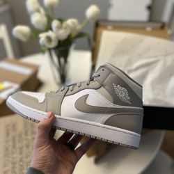Jordan 1 Mid 