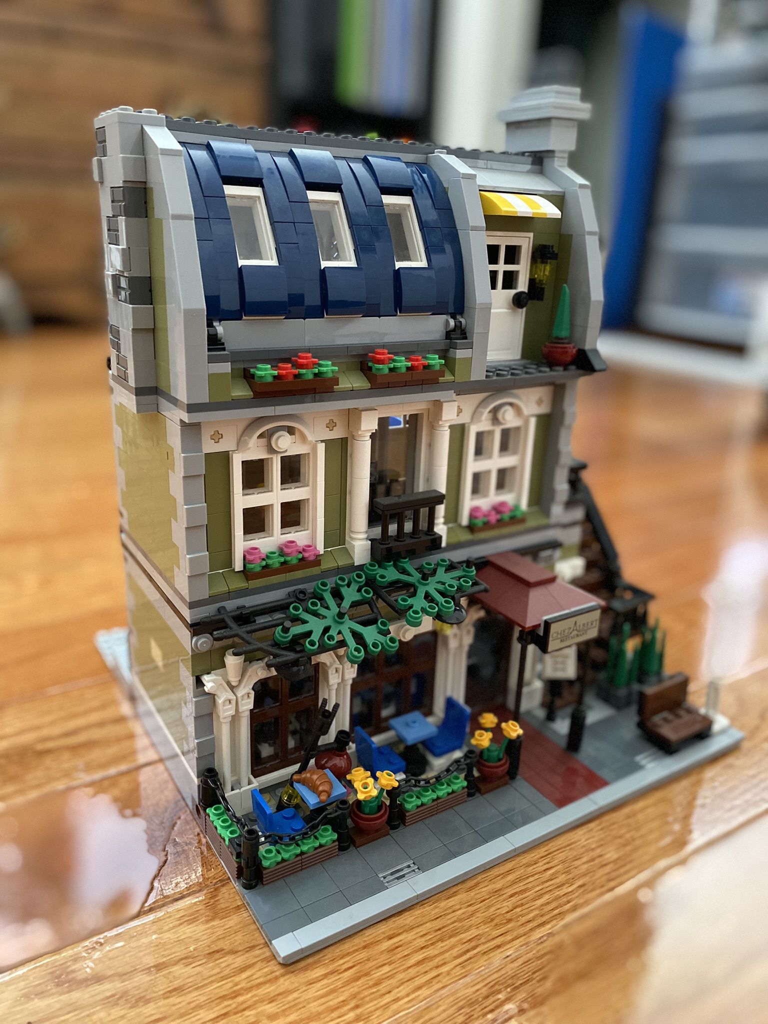 Lego Parisian restaurant complete