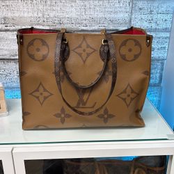 LV ONTHEGO Reversible GM bag with Authenticity Paperwork