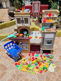 Big kids kitchen... included everything toys