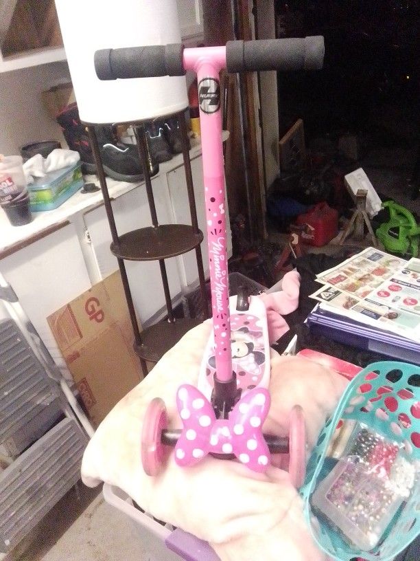 Minnie Mouse Light Up Scooter 