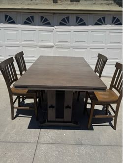 Rustic Table with4 Chairs (Gorgeous)