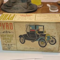 Vintage PYRO 1/32 Scale 1915 Model T Ford Couplet Model Kit