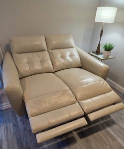 🛋️ Genuine Leather Power Reclining Loveseat w/ USB Ports – Excellent Condition