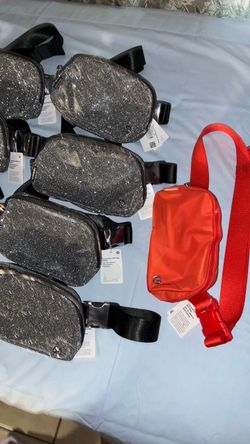 Lululemon gratis una cangurer en la compra de $200 o más de mi página de ropa Lululemon