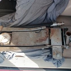 3 Ton Floor Jack With Full Length Bar