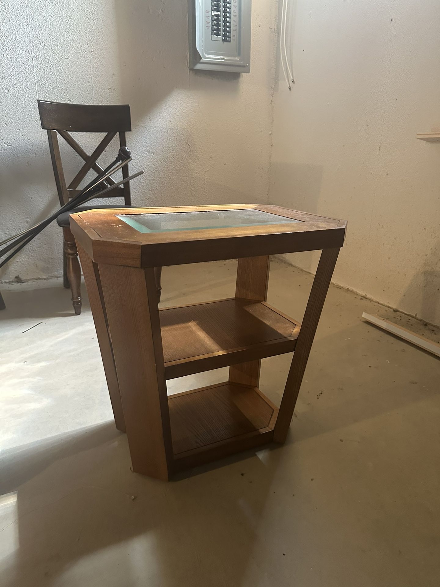 Charming Wooden End Table with Glass Top & Shelves – Excellent Condition!