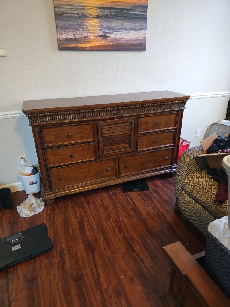 Riverside King Size Bedroom Set