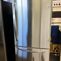LG 33”WIDE STAINLESS STEEL BOTTOM FREEZER REFRIGERATOR 