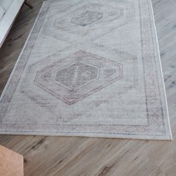 Rug 5' x 7'