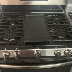 GE Gas Stove W/Convention Oven 