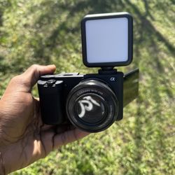 SONY ZV-E10  ( Silicone protector, Carrying Case, Lense, Flash, and back up battery)