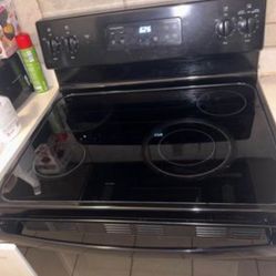 30" Free-Standing Electric Range Used (2 Months Used Been In Storage For A Year)