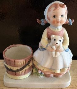Vintage 1980 WA Porcelain figurine
