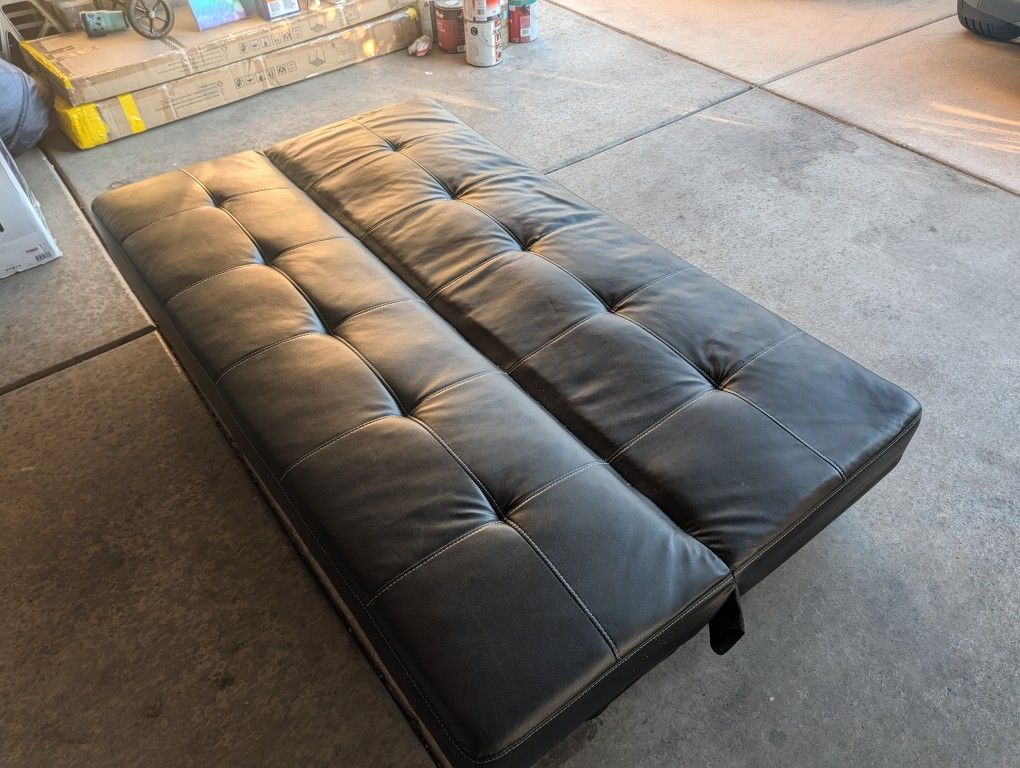 Black Futon