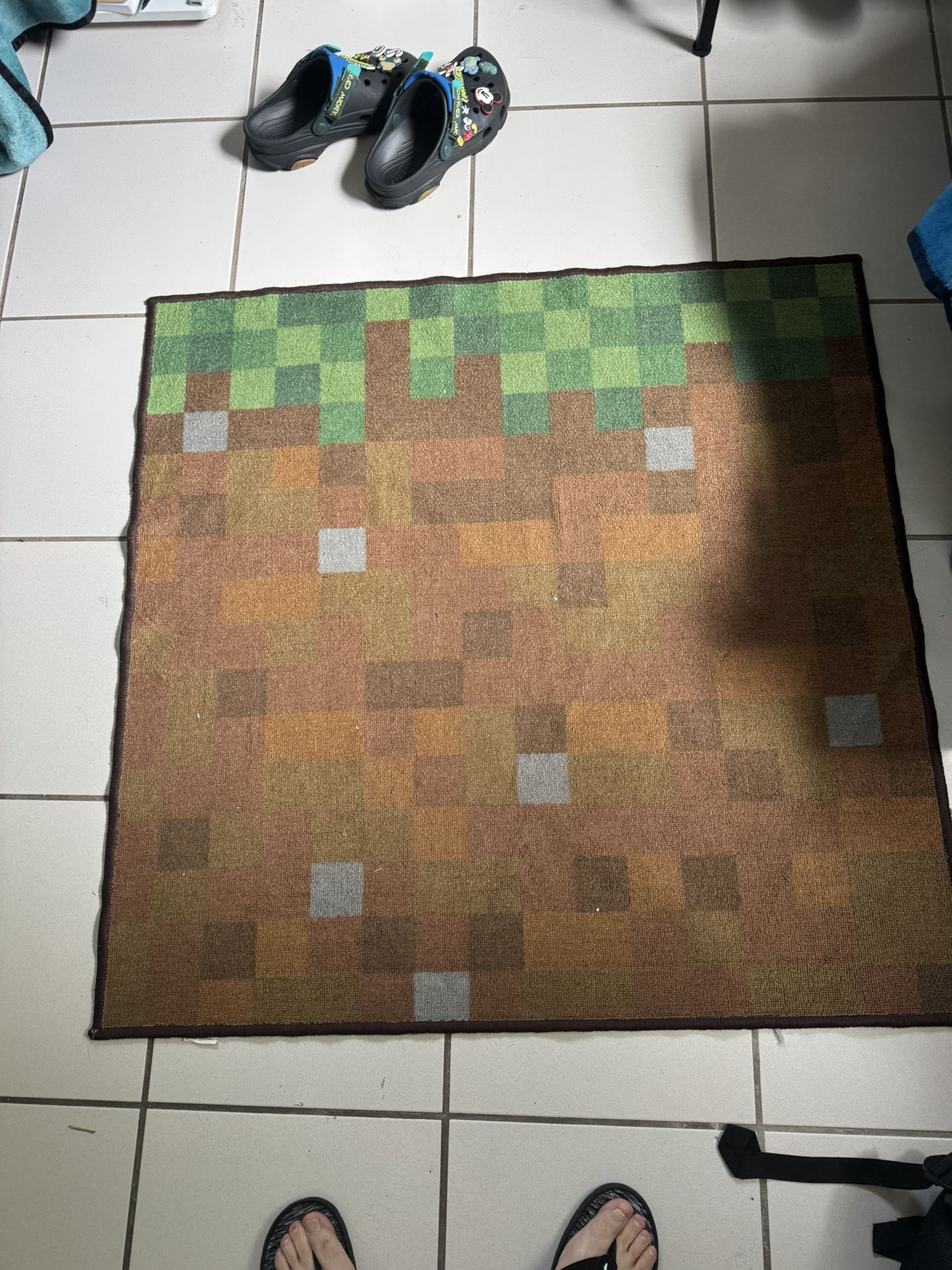 Alfombra bloque de hierba Minecraft – diseño pixelado gamer