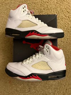 Size 9.5 (Used condition, comes with original box and lacelocks) - Air Jordan 5 retro fire red silver tongue