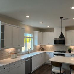Brand New White Shaker Cabinets w Quartz Countertops (10 X 10 Kitchen)